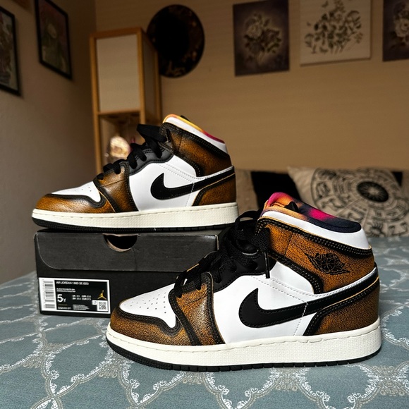 Nike Air Jordan 1 mid “wear away” Y SIZE 5 FITS FOR TRUE TO SIZE WOMEN SIZE 6.5! - Picture 5 of 6